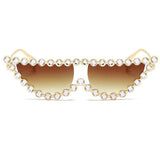 Sunglasses With a Beautiful Cat Eye Diamond Decoration That Exude Luxury Brilliance